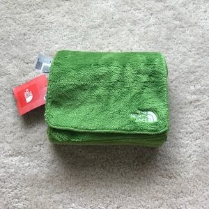 BRAND NEW Green North Facd Scarf